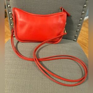 🔥VINTAGE 1988 COACH SWINGER 4080: RED LEATHER CRESCENT BAG W/DOUBLE STRAP.
